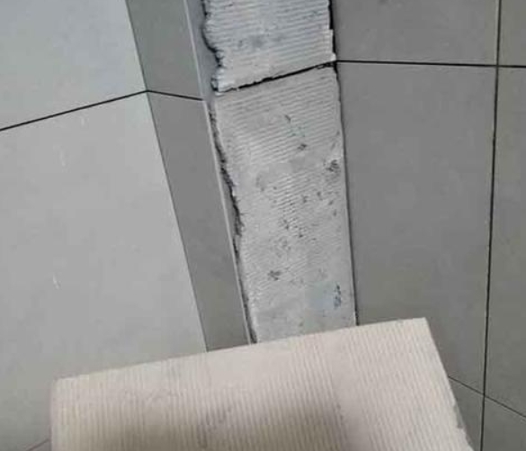 南华瓷砖空鼓维修公司分享下厨房瓷砖脱落的补救措施。